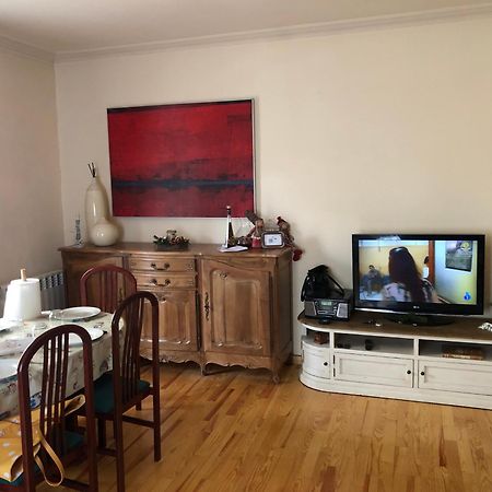 Maison Biscuit. Apartament A La Placa De La Vila Кампродон Екстериор снимка