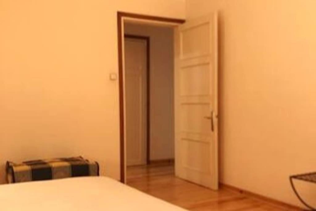 Maison Biscuit. Apartament A La Placa De La Vila Кампродон Екстериор снимка