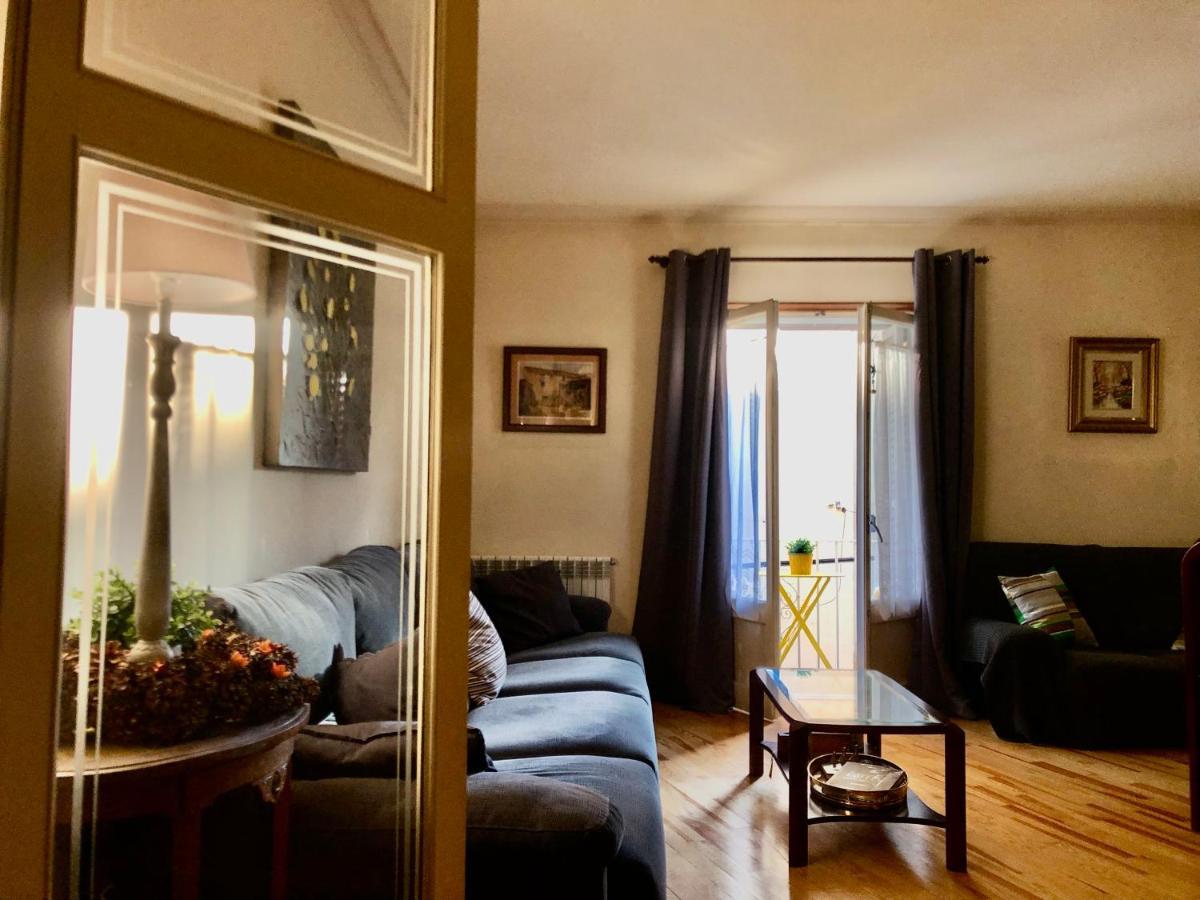 Maison Biscuit. Apartament A La Placa De La Vila Кампродон Екстериор снимка