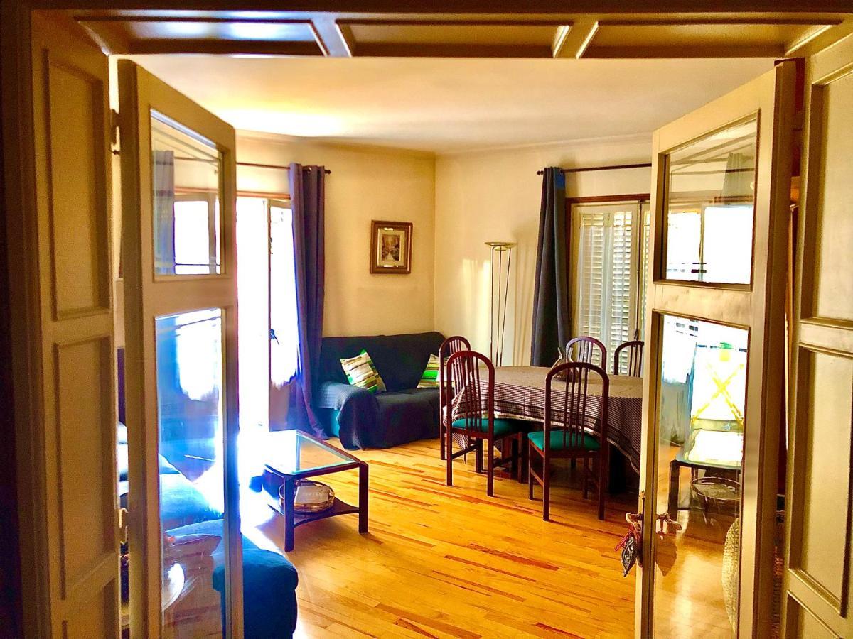 Maison Biscuit. Apartament A La Placa De La Vila Кампродон Екстериор снимка